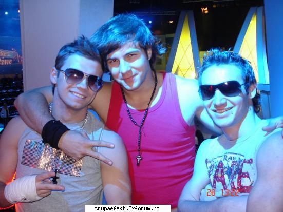cosmin blondule pupa cosmin ..acum scapa crap plasa... bag niste poze