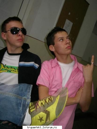 jay_jay alias ola ppl !eu stef suntem colegi xenopol clasele noastre sunt una langa cealalta dar