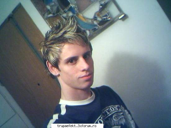 ooo...deci pare absolvit liceul ala poza freza mea noi!!!!: GiuMbuSluCarU'