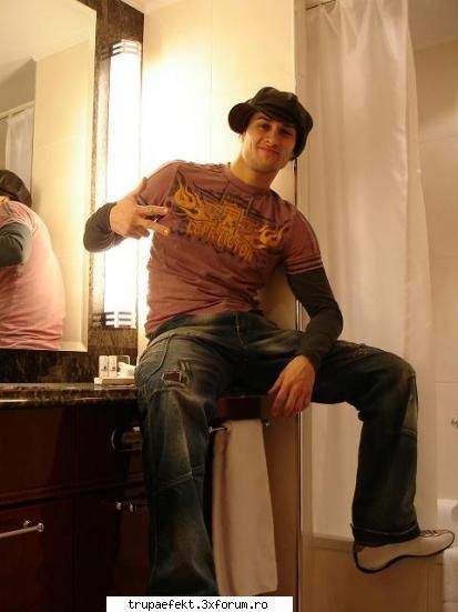 poze toata lumea... mai ingerasa semeni mult sora mea,apropo cine cunoaste pe&nbsp; sanzi ubitaeste