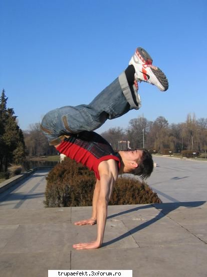 poze toata lumea... cosmine tatik mai baga poze alea zici inebunit ...numai capoeira cap ,si showuri