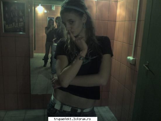 poze toata lumea... ashea...sh ultima poza....e poza mea muahhhhhh pooop...sh mai revin poze diseara