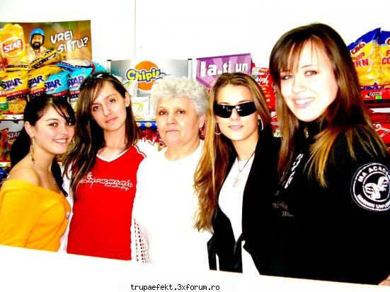 poze toata lumea... aici suntem dna nutzi bufet ))))cea mai jmekera!!!