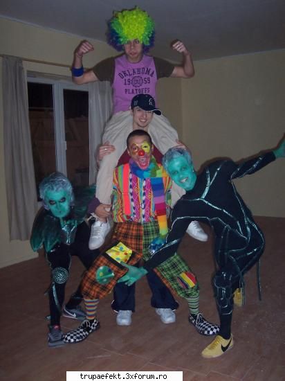 poze toata lumea... uite cine aparut langa mine clipul lui tom boxer??? asta fie parodie rau dekat