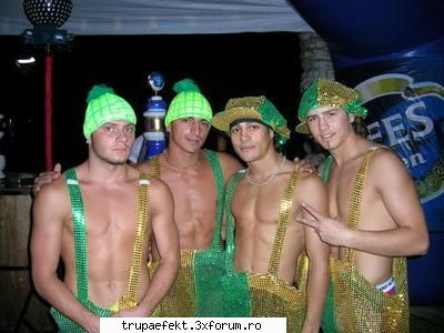 poze toata lumea... saluatre baietilor din aceasta poza