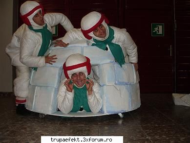 poze toata lumea... murim aici frig ..dak bagatii