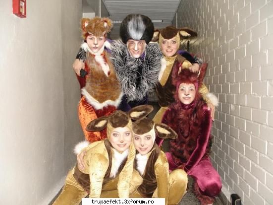 poze toata lumea... acrobatele noi din trupa trembulina