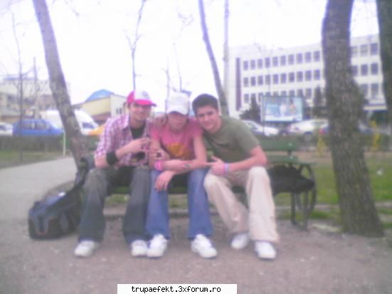 poze toata lumea... sal din partea trupey hotice