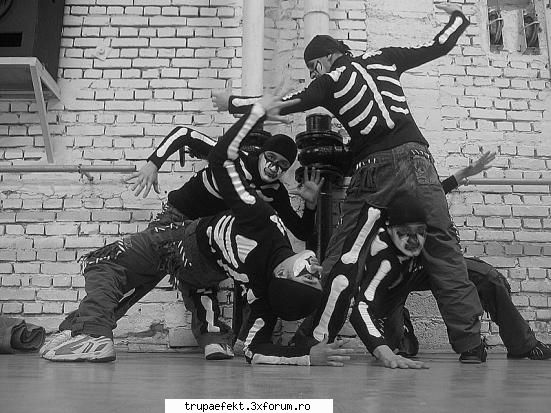Andrey_MysteRyo - mersii TEO:D vad ca esti la curent - Elevii de la Cursurile de breakdance ale trupei EFEKT