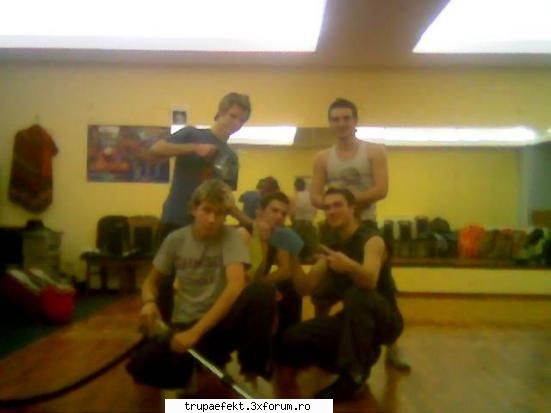 Connection Crew ! ! ! - ma bucur k v-a plakt!!!;);) uite cam cum e la - Trupe Prietene