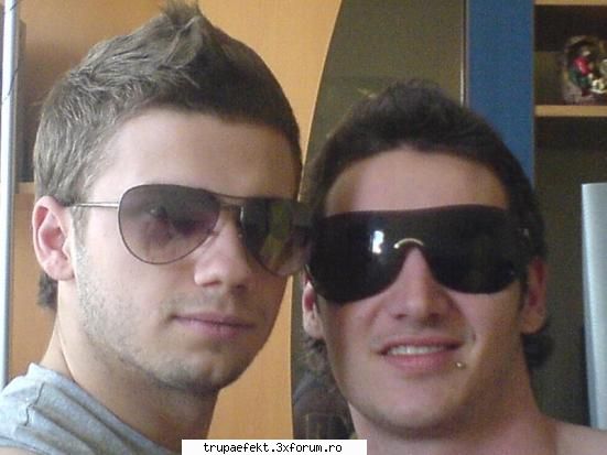 Cosmin - AICI e ForUMUL FeteLOR DIn KTe VAD...NU MA E - Componentii trupei EFEKT