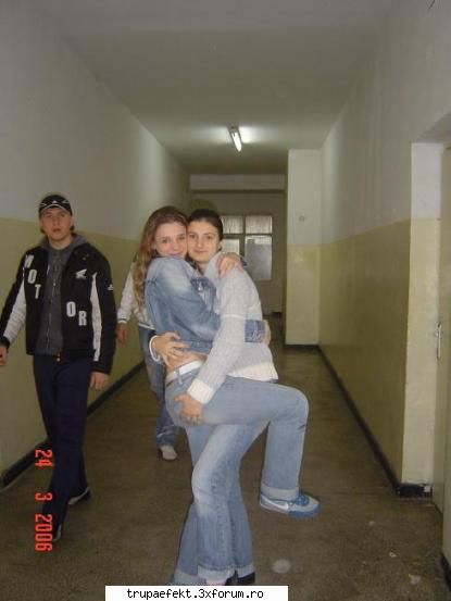 Poze cu toata lumea... - ashea...aici o poza cu mn sh cu colegutza - Poze
