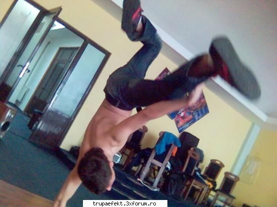 Stef_gangsta_of_love - aq si asta de "amateur" - Elevii de la Cursurile de breakdance ale trupei EFEKT
