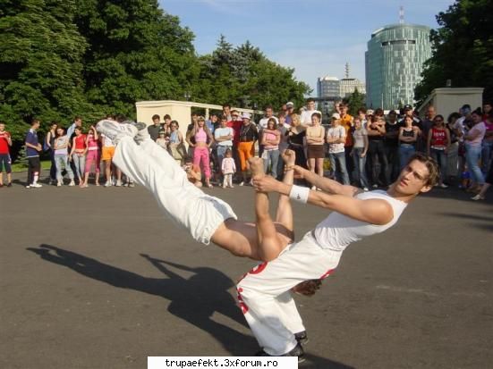 jay_jay alias george_sexyeyelash :P - reclama pt u tv - Elevii de la Cursurile de breakdance ale trupei EFEKT