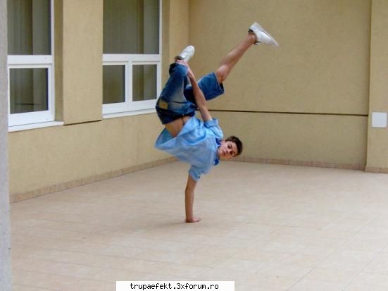 jay_jay alias george_sexyeyelash :P - Ce faci jay?hai - Elevii de la Cursurile de breakdance ale trupei EFEKT